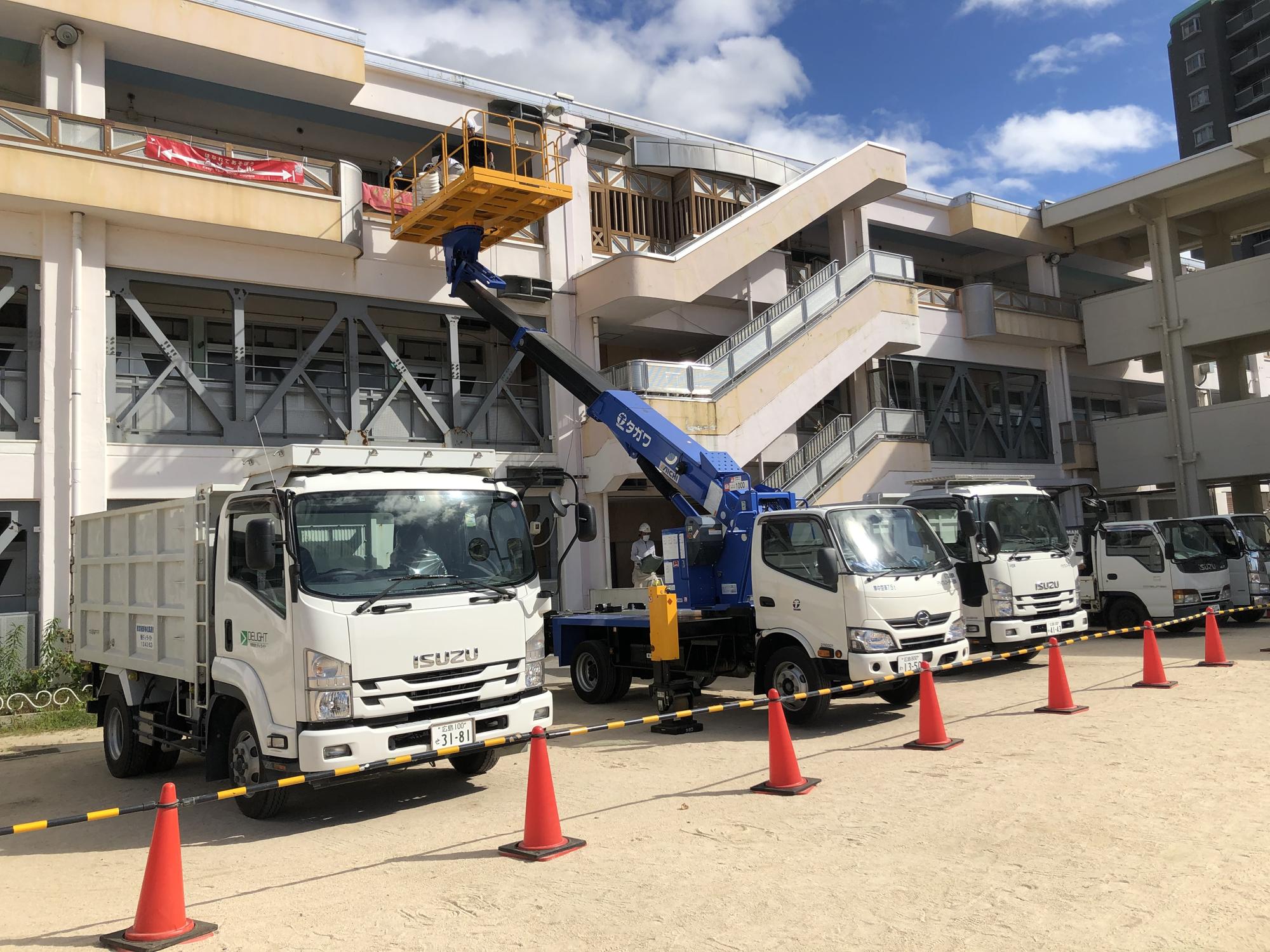 高所作業車による廃材搬出の施工事例